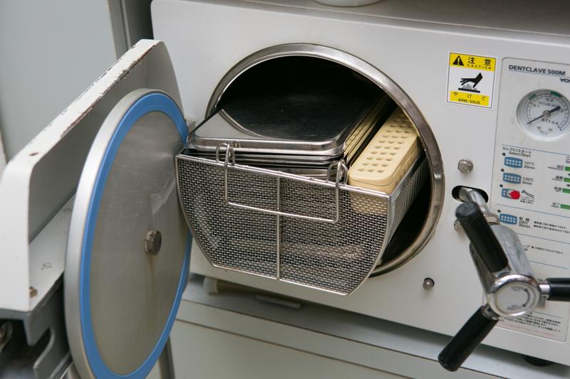 器具を入れた滅菌器（オートクレーブ）の内部