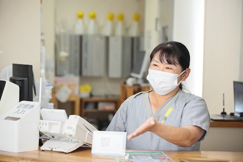 やまぎし歯科医院の受付でお話しするスタッフ